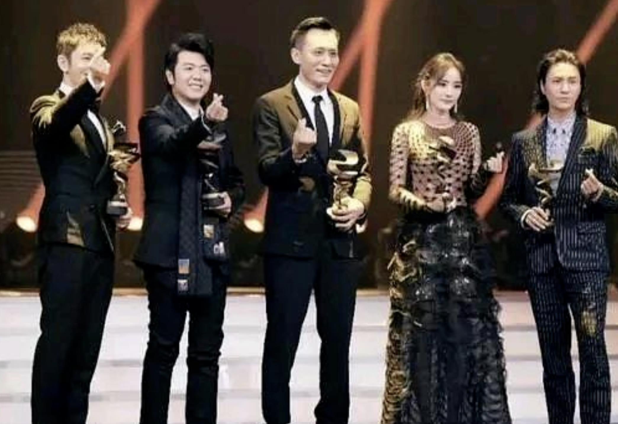 张雨绮|假发、假肩、假眉毛、假屁股，明星的“小心机”为何这么多？