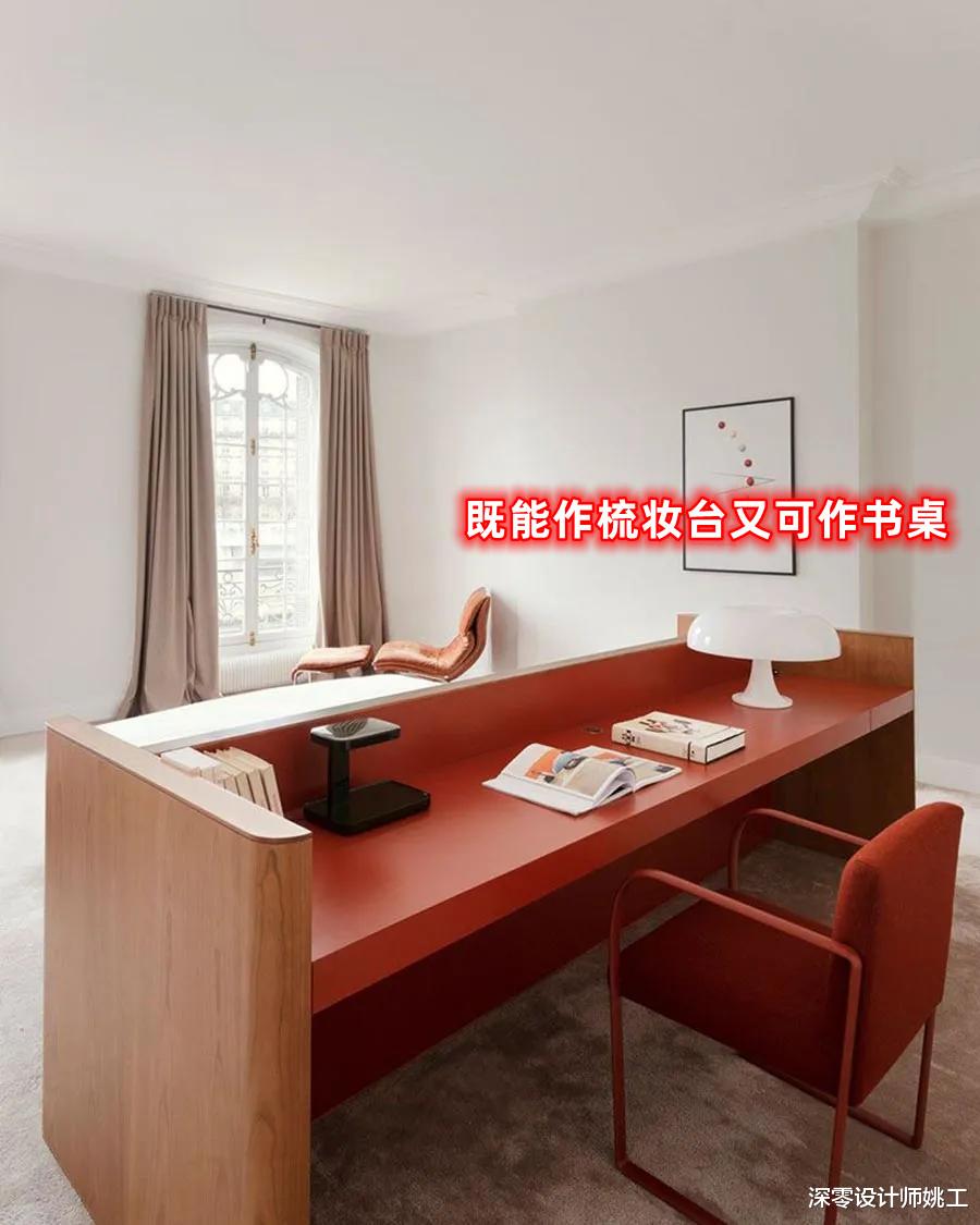 同样是小户型，他家仅在床后用书桌台做隔断，搭配衣柜就能打出衣帽间