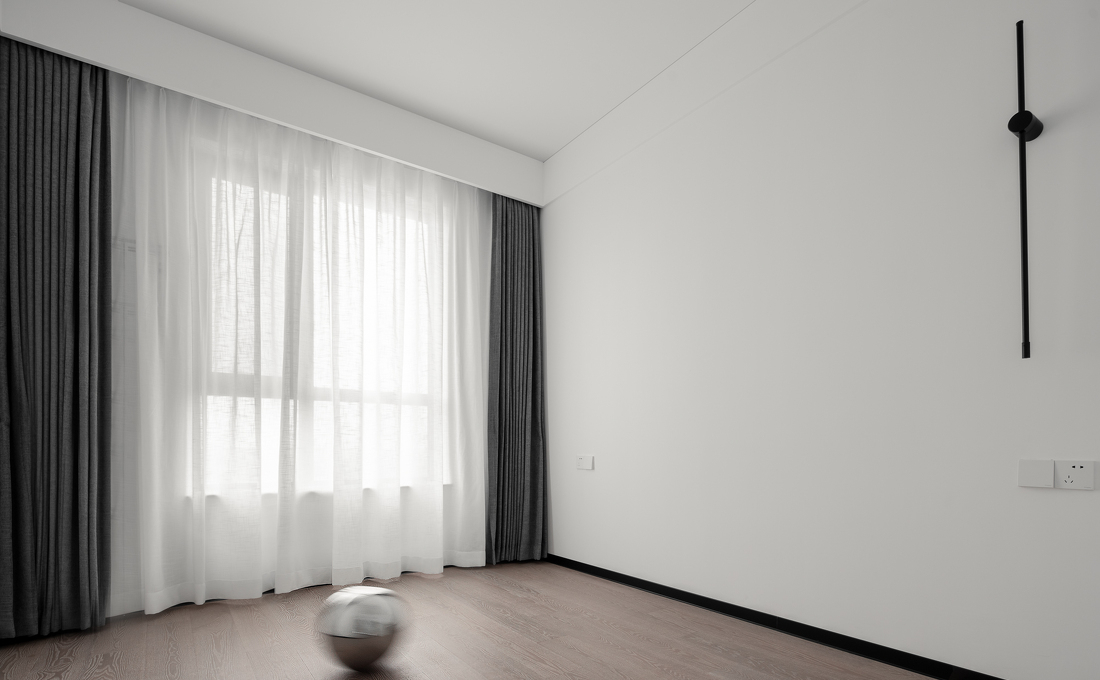 150㎡极简风，书房黑框玻璃门设于客厅，舒适敞亮且质感高级！