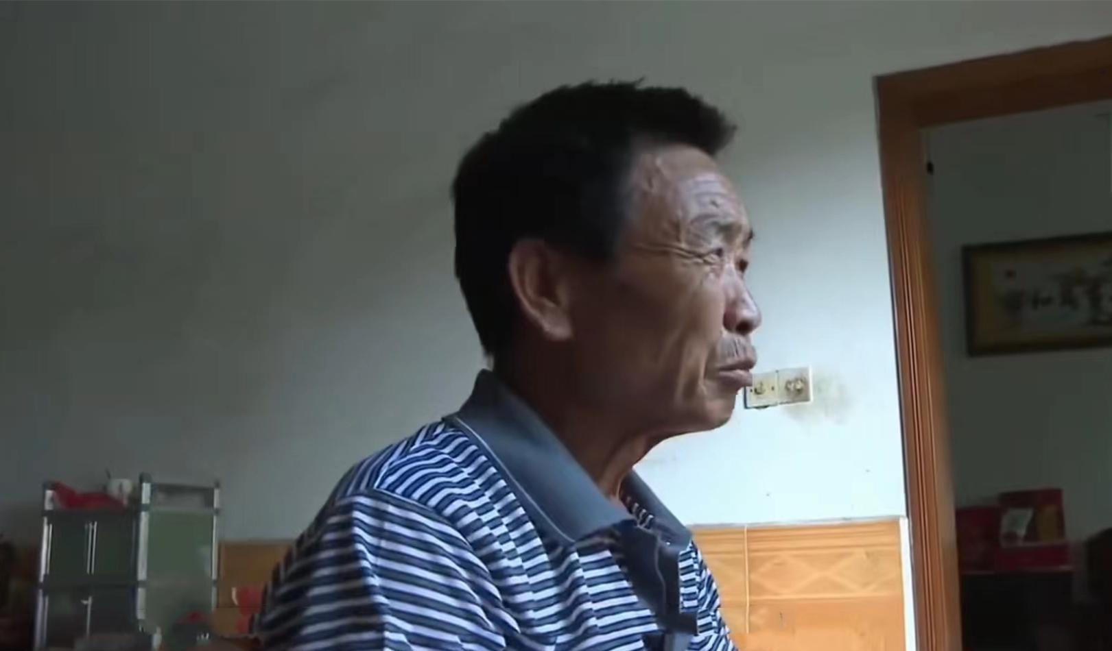 六旬母亲网恋年轻男子,两年间被骗30万仍不醒悟,女儿崩溃下跪