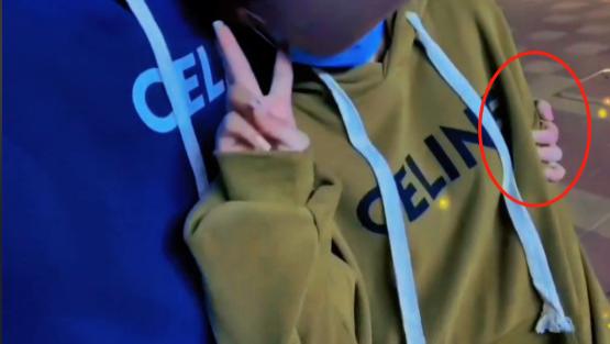 陈萌|陈萌朱小伟穿情侣装压马路，被指爱炫就会失去，大衣哥将被传唤