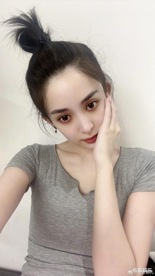 古力娜扎|古力娜扎晒健身美照,脸蛋精致曲线迷人,展示超强柔韧性