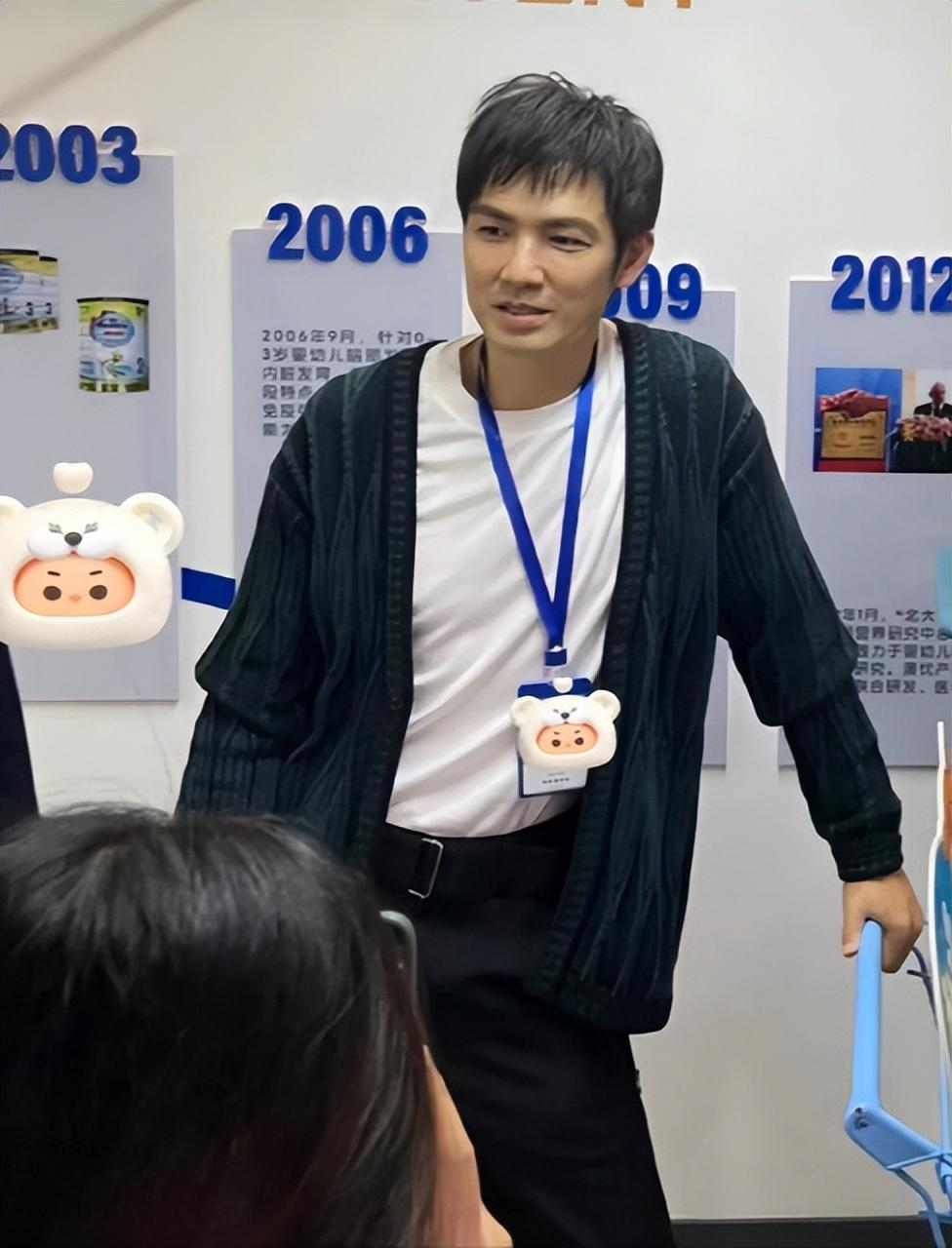 钟汉良|47岁钟汉良似小伙！“不老男神”身形消瘦如少年，帅酷打扮合照比耶