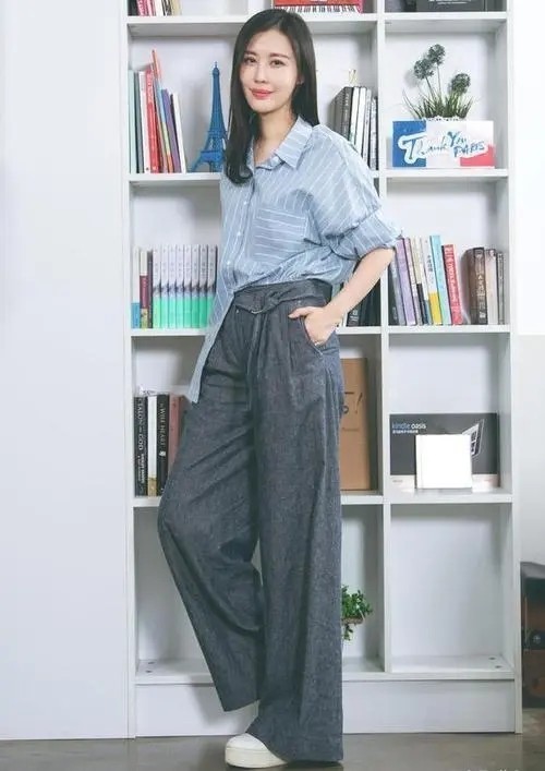 田朴珺|田朴珺真懂得扮嫩,穿开叉旗袍挺有韵味,难怪能被大30岁王石宠爱