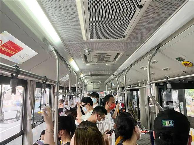 公交车竟不开空调?乘客要中暑,司机捂出痱子!不是不开,而是....