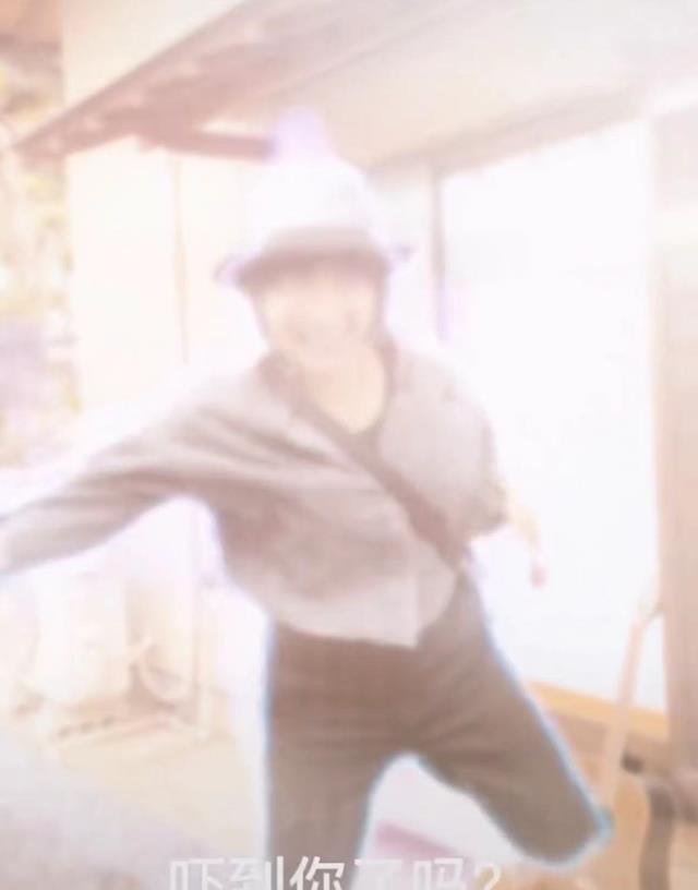 斯琴格日乐|53岁斯琴格日乐近况曝光，坐在路边弹唱无人认出，大声唱歌蹦老高