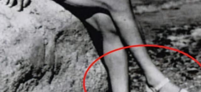 课本上的爱因斯坦为何只有半身照?看他平时穿什么鞋子,就明白了