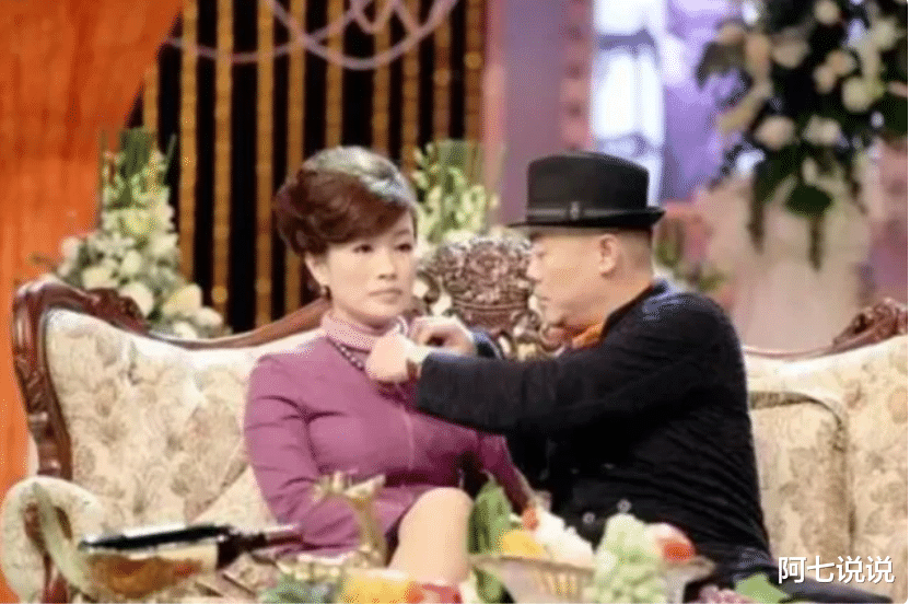 周立波|周立波:两段婚姻三个子女没一个亲生,和富婆胡洁的婚姻幸福吗?