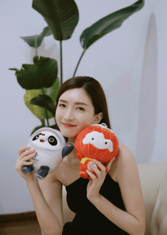 冰墩墩|众女明星与冰墩墩合照表达爱意