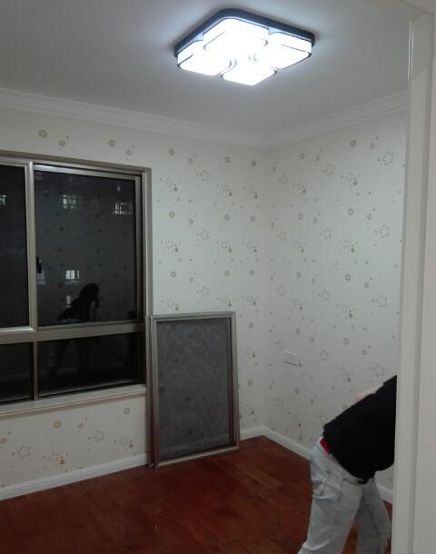 老公只是在飘窗下打满了柜子,邻居看了都夸有创意,纷纷回去照做