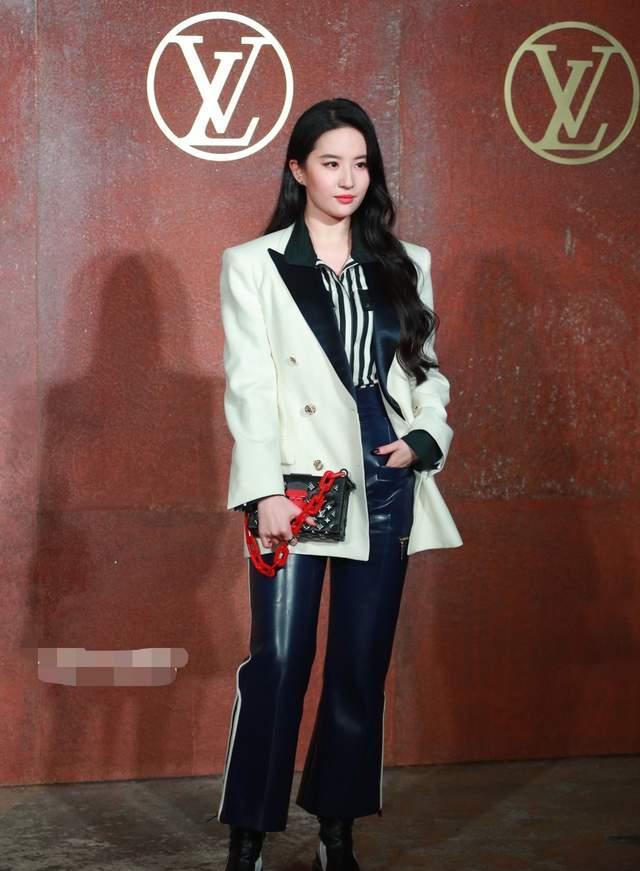 lv LV大秀！三代谋女郎同场，周冬雨章子怡翻车，舒淇钟楚曦用力过猛