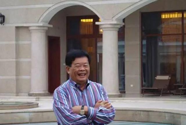 大门|玻璃大王曹德旺的豪宅：连大门都要雕龙画凤，围墙上还挂满爬山虎