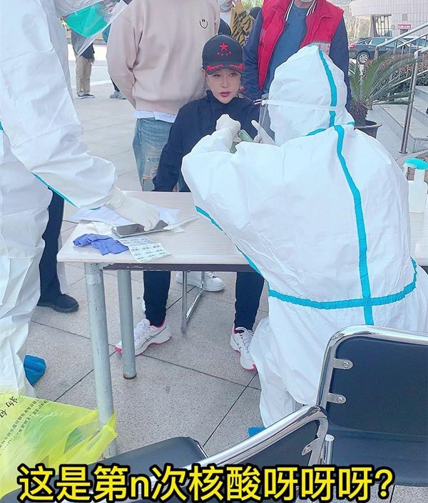刘嘉玲|56岁刘嘉玲排队做核酸，穿着严实打扮奇怪，手机放采样桌上惹争议