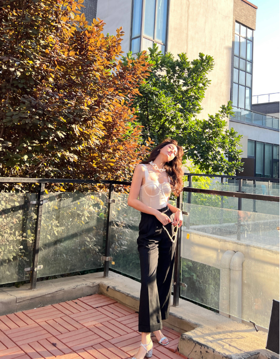 杨采钰|杨采钰晒夏日泳池随拍,穿砖红色泳衣秀事业线,身材热辣面容清纯