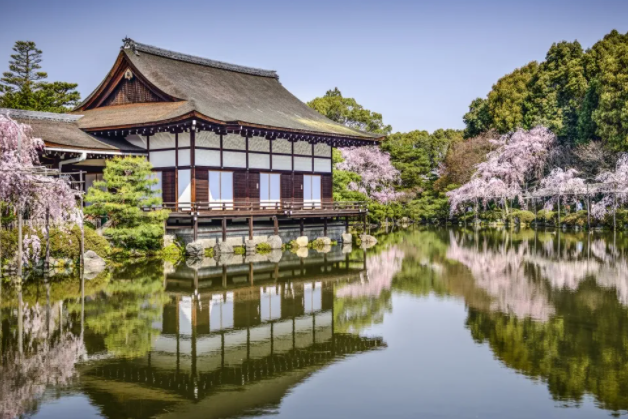 京都|京都,是日本的旧京城,由于它是仿照我国唐代洛阳的形式建成的