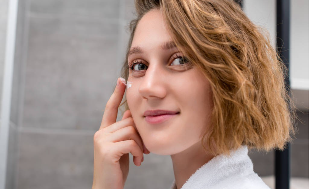 穿衣搭配 每天睡觉前是护肤黄金期，建议记住“3要1不要”，肌肤白皙又水润.