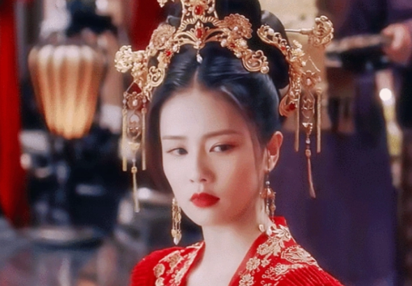 80年代|逆袭赛过赵丽颖，从不知名网红到收视率女王，一路泼辣的她靠啥取胜