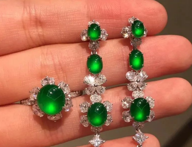 翡翠|一颗蛋面几厘米？看似不起眼的小物件，收藏价值却极高