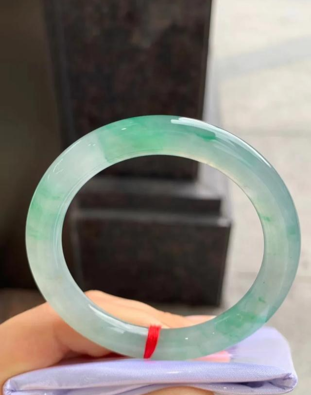 翡翠手镯|分享几条美得像假的一样的翡翠手镯,太好看了!