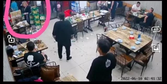 唐山打人案:开始反抗最激烈的黑衣女子哪里去了?她第一个报警吗
