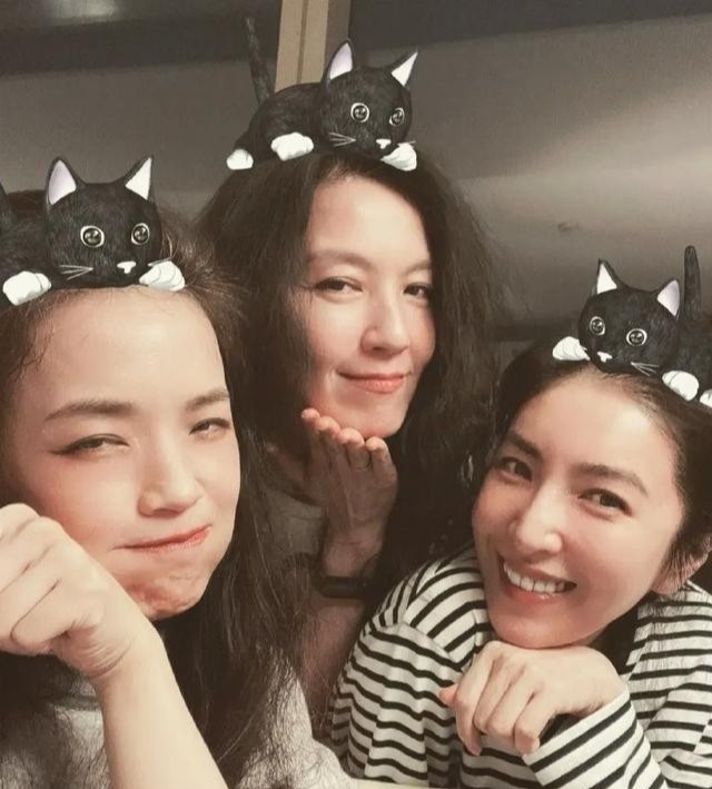 舒淇|舒淇与杨颖合照,哪个更美?舒淇,快50岁的人了,一点也不显老