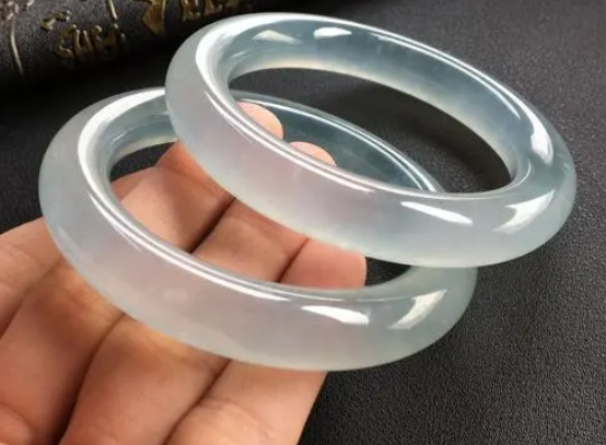 翡翠|并非越复杂的翡翠越贵，有种素面翡翠，料子和品质都很完美