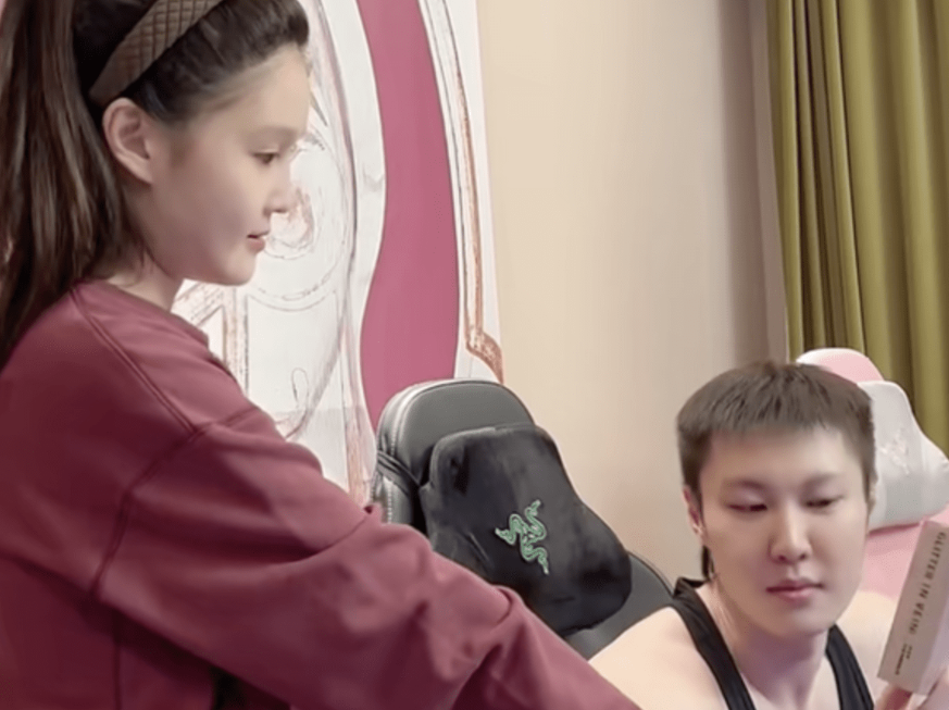 赵本山|赵本山女儿豪宅内秀恩爱！未婚夫一身健硕肌肉，奢侈品占满一整面墙