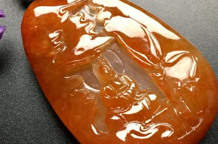 翡翠|买翡翠就购买正绿首饰，不要买偏色玉石，否则从颜色上就输了