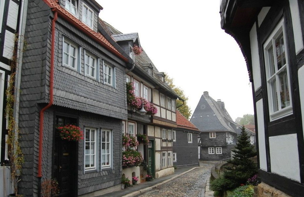 |勃兰登堡门位于柏林市中心,是柏林的标志性建筑,也是著名景点