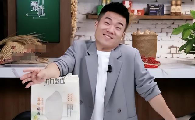 董宇辉|董宇辉与她合影亲密又登对，网友送祝福，是找到“翠花”了吗？