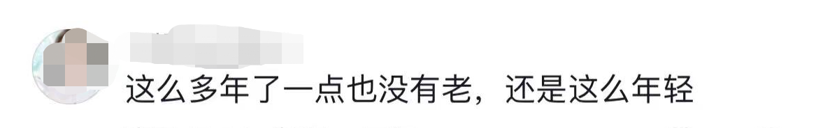 周艳泓|46岁周艳泓深夜路边摆摊唱歌，面如桃花无人围观，一男子默契伴奏