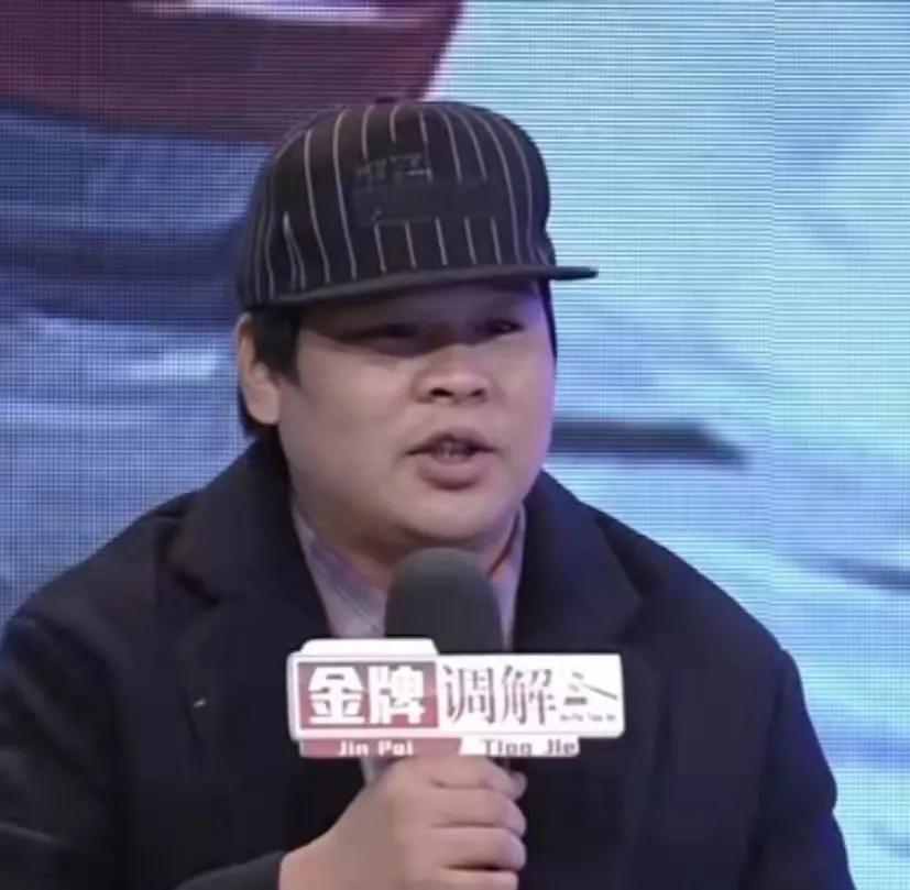 男子多次暴打妻子、揪住头发拖行,妻子用开水浇其背部:浇醒你