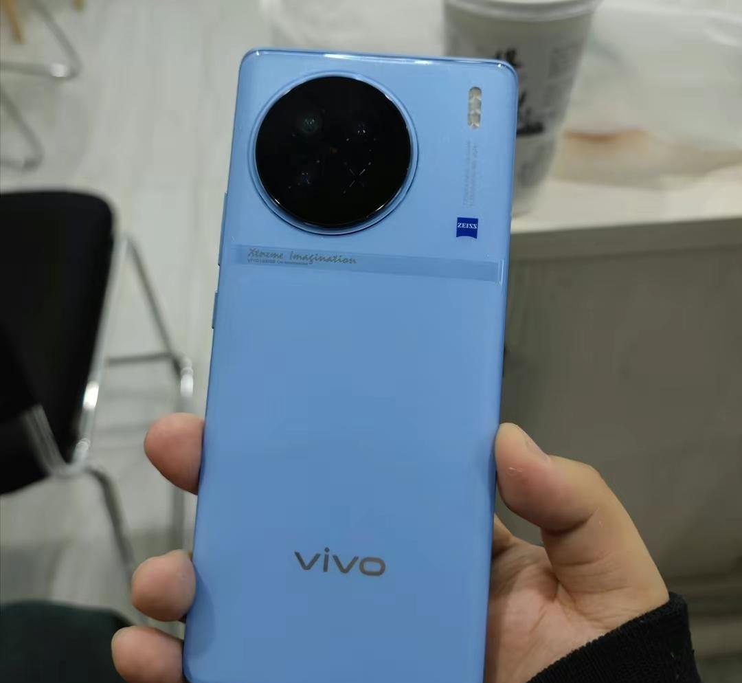 vivo x|vivo X90真机上手，蓝色版本颜值最高，网友却表示有强迫症