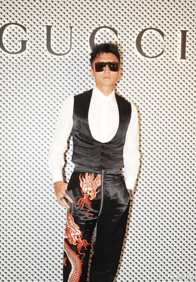 谢霆锋真不见老，穿马甲配衬衫不算啥，配条印花裤看着挺高调