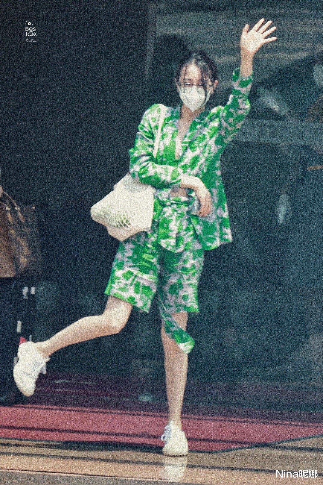 迪丽热巴|迪丽热巴机场主动打招呼超开心,背网袋像赶集,身材比空姐还出挑