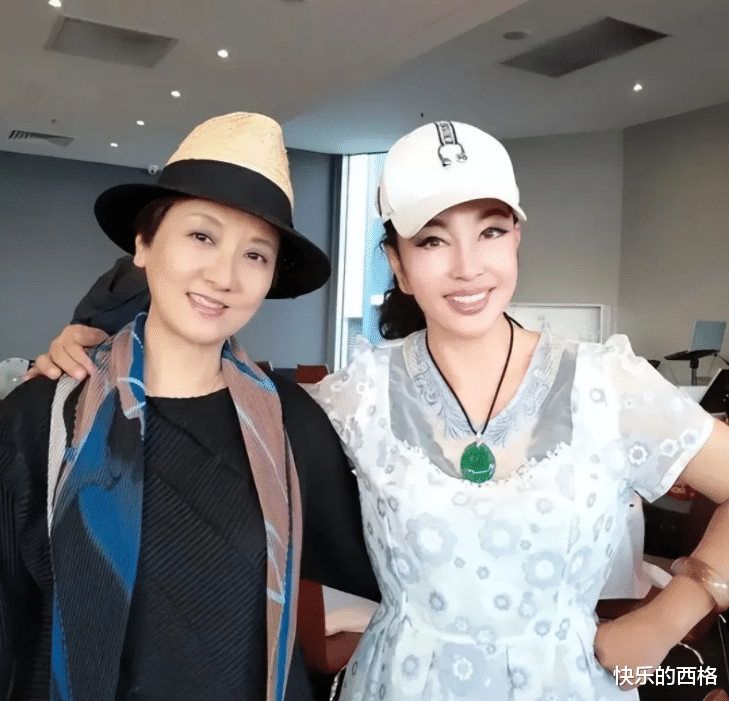 邓婕|69岁刘晓庆和好姐妹邓婕私下小聚!俩人年龄仅差5岁,状态却大不同