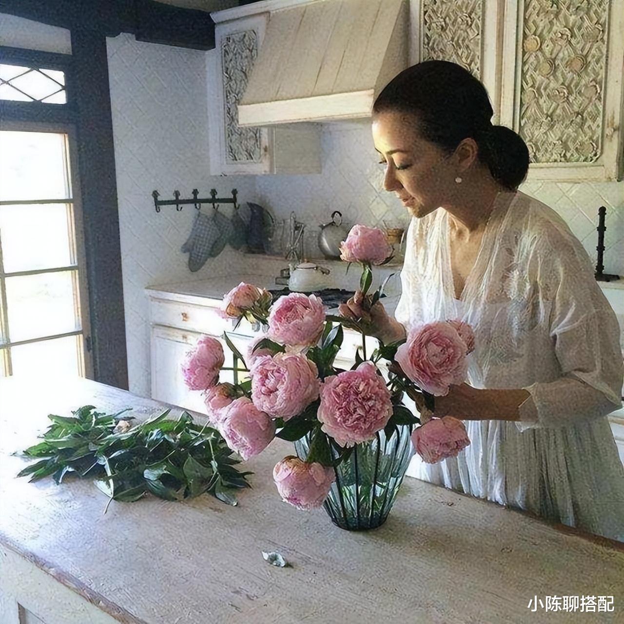 洋葱 这才是中年女人应有的打扮:60岁主妇只穿基础款也能贵气优雅