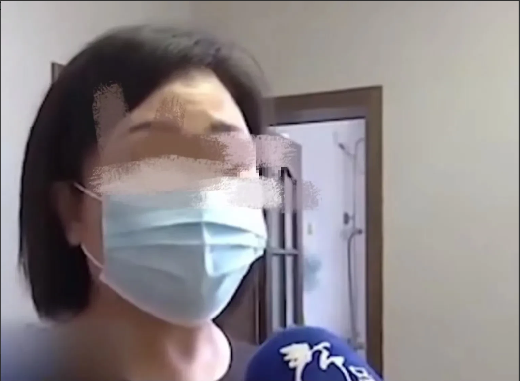 湖北武汉,大妈砸掉家中的承重墙,导致楼上邻居们家里出现裂缝,邻居们上门声讨