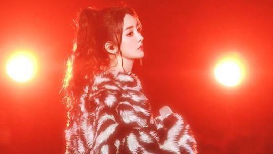 杨幂|杨幂跨年晚会大秀好身材，网友评价状态重回20岁