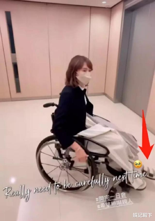 黎姿|黎姿太拼了,腿部受伤严重无法站立还不忘工作,50岁坐轮椅消瘦到认不出!