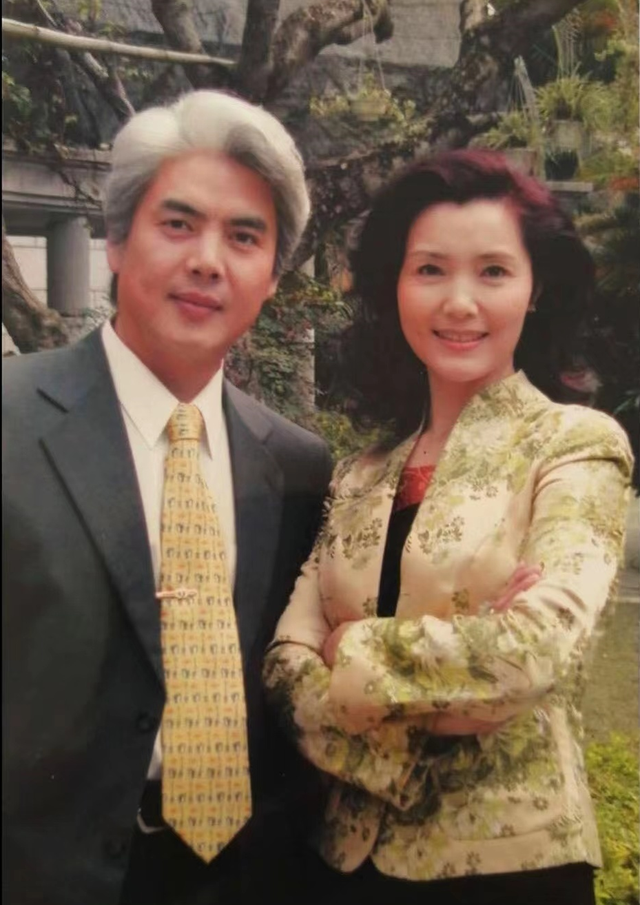 姜黎黎|67岁戏骨姜黎黎美国养老,和老伴恩爱住豪宅,寄情玩乐气质仍出众