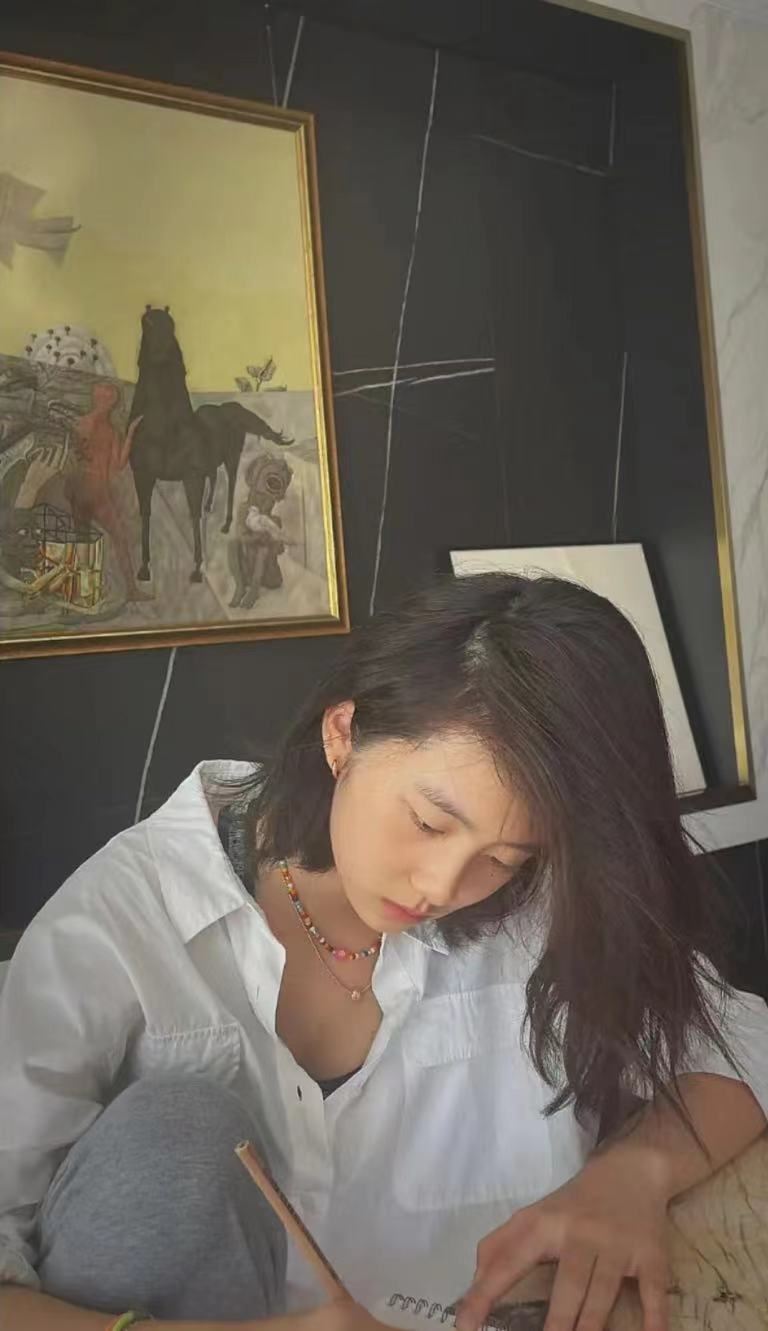 黄忆慈 黄磊大女儿黄多多近照太成熟！烫卷发打5个耳洞，红唇瓜子脸似陈德容