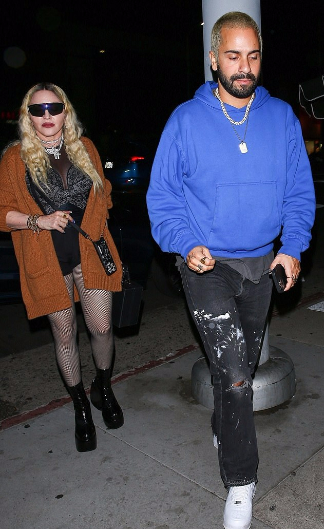 麦当娜|63岁麦当娜和男性友人出街!打针脸垮了,皱巴巴皮肤暴露真实状态