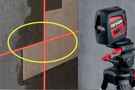 瓦工师傅贴瓷砖的一个小动作,一般师傅都不会做,立马加钱!