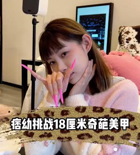 美甲 2622W粉痞幼不走寻常路，晒18厘米美甲博眼球，网友：九阴白骨爪