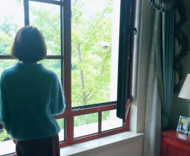 张杨果而和百克力的家:客厅中间铺竹席,平时跟孩子直接在地上玩