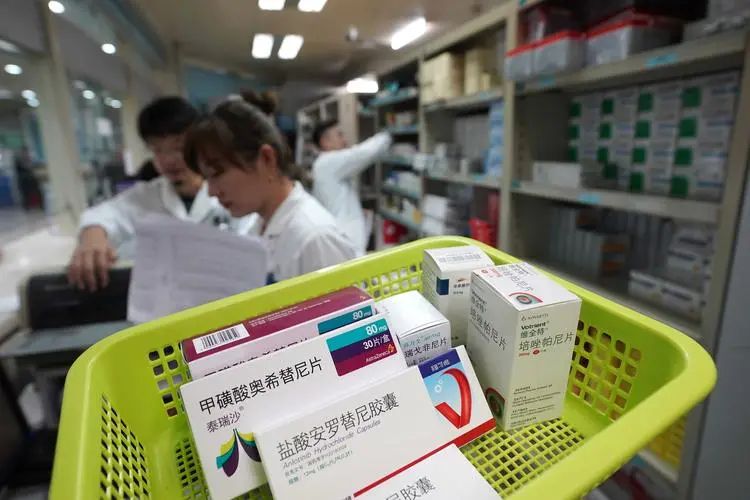 葛优母亲施文心去世,疫情的受害者越来越多了