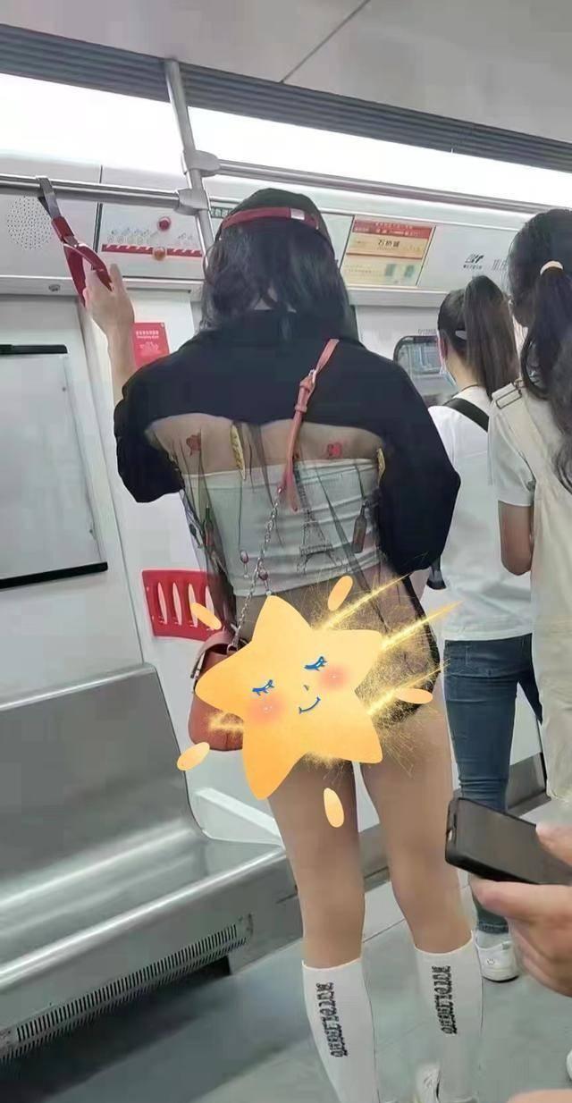 纪实:女子地铁上穿搭奇特,吸引大众眼球,网友:穿了又好像没穿