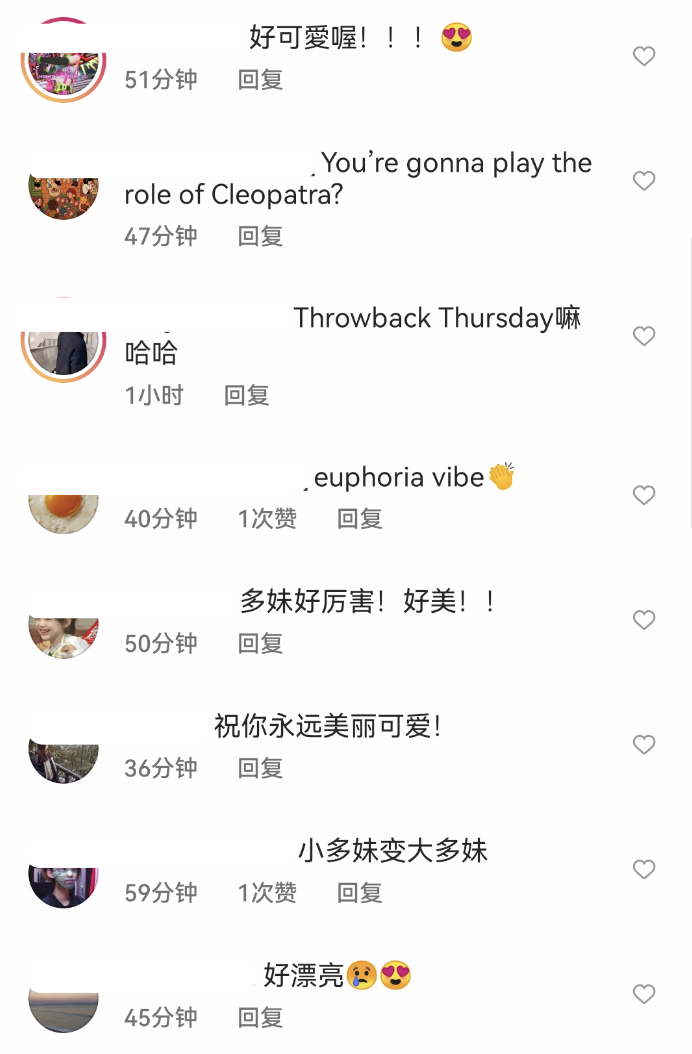 埃及艳后 多多晒今昔对比照，曾扮埃及艳后萌态足，如今涂眼影做美甲画风成熟