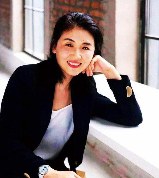 颜宁当选美国两院院士,曾是清华最年轻的博导,被骂叛国却不后悔
